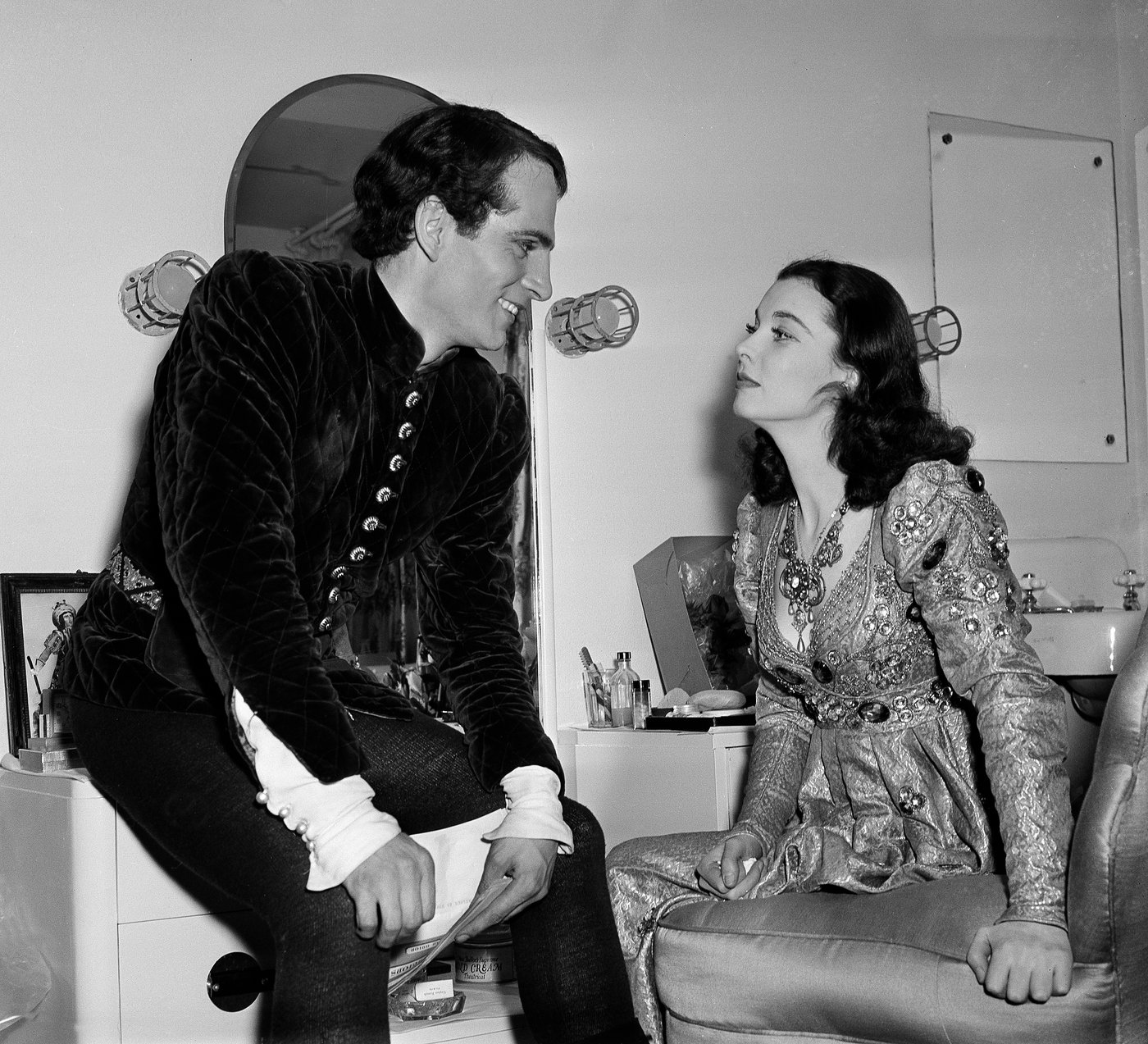 Laurence Olivier is honored with a plaque at his London childhood home | iNFOnews.ca Laurence Olivier is honored with a plaque at his London childhood home | iNFOnews.ca