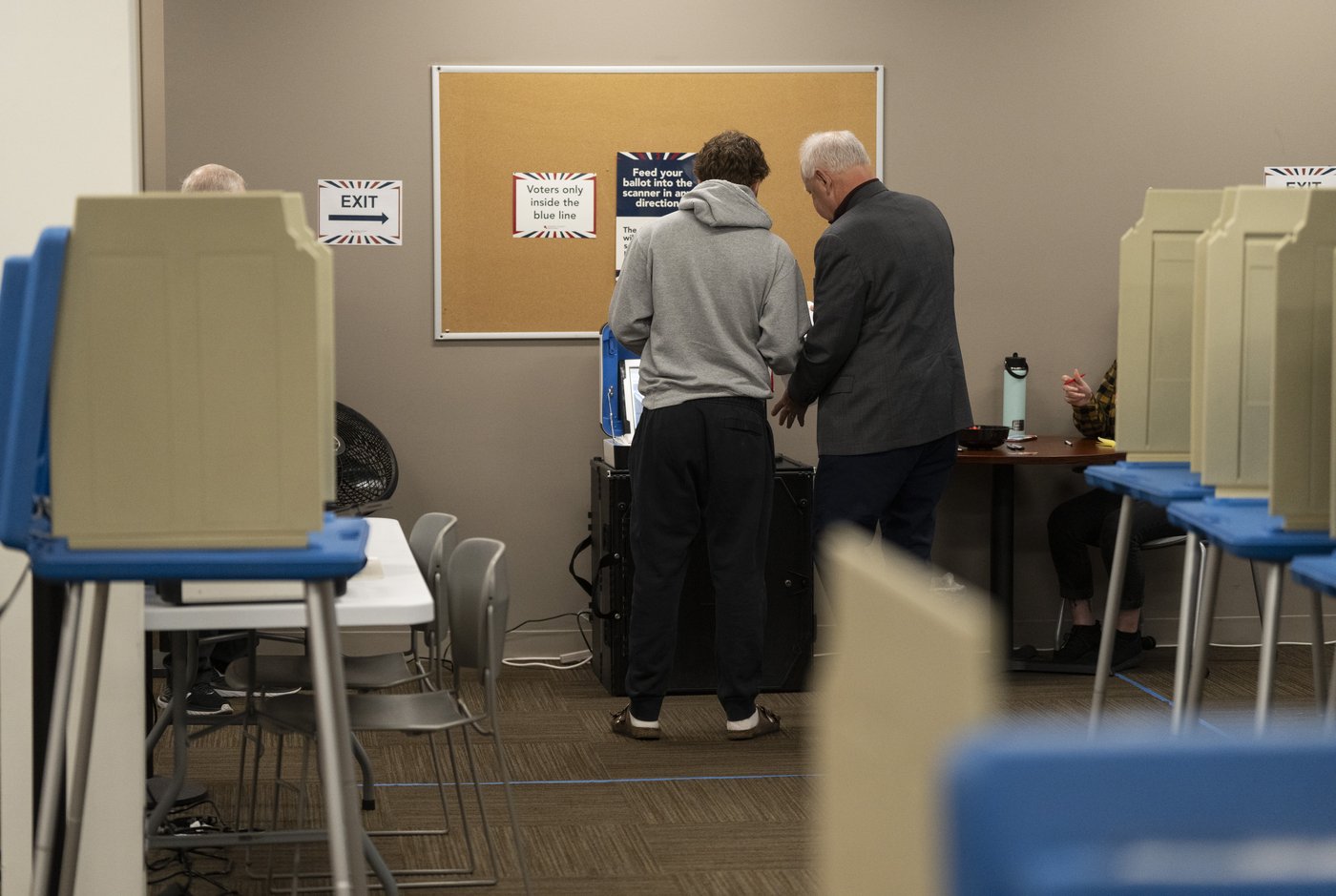 Tim Walz, wife and son vote early in Minnesota | iNFOnews.ca Tim Walz, wife and son vote early in Minnesota | iNFOnews.ca