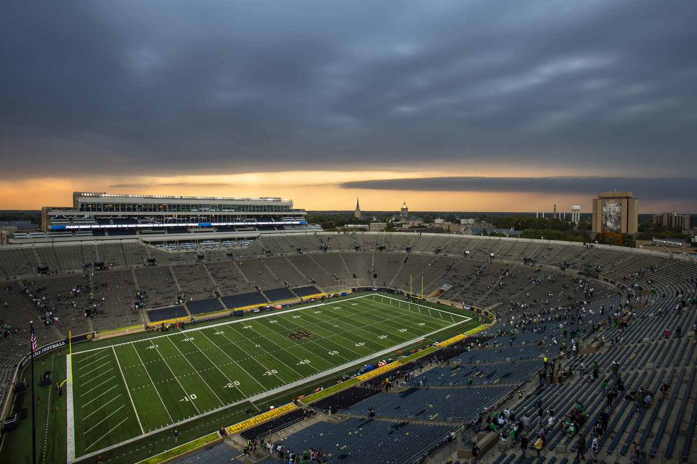 Stanford and Notre Dame resume play after lighting delay with No. 11 Irish up 42-7 after 3 quarters | iNFOnews.ca