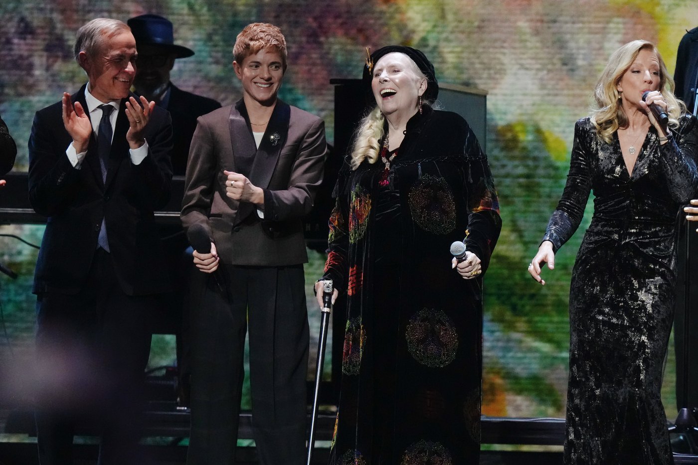 Joni Mitchell sings onstage at the Junos, while Drake pays video tribute to Nelly Furtado | iNFOnews.ca Joni Mitchell sings onstage at the Junos, while Drake pays video tribute to Nelly Furtado | iNFOnews.ca