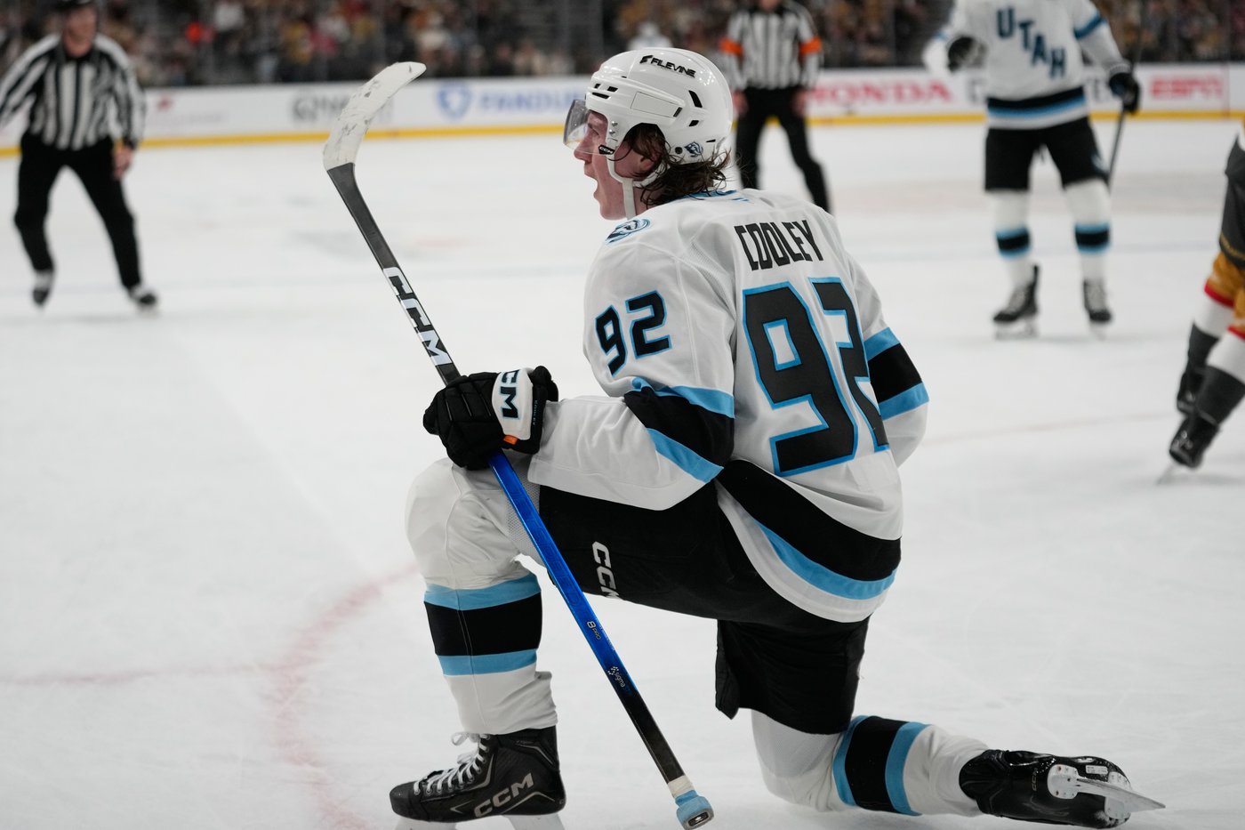 Golden Knights rally past Mammoth 4-2 in Game 1 as Nic Dowd nets the winner | iNFOnews.ca Golden Knights rally past Mammoth 4-2 in Game 1 as Nic Dowd nets the winner | iNFOnews.ca