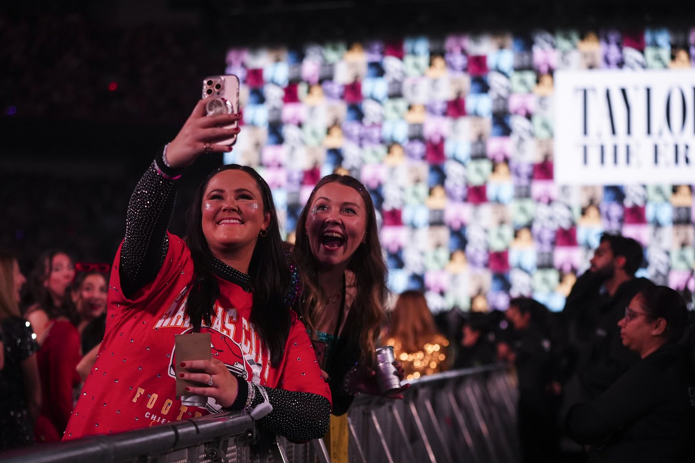 Taylor Swift’s Eras Tour ends by shattering own record, grossing an estimated $2.2B, Pollstar says | iNFOnews.ca Taylor Swift’s Eras Tour ends by shattering own record, grossing an estimated $2.2B, Pollstar says | iNFOnews.ca