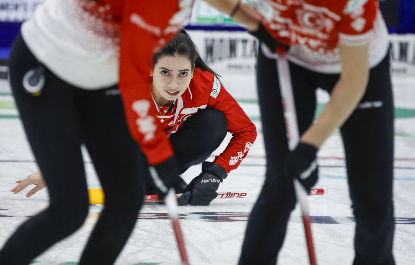 No handshakes: Canada's Einarson protects sprained finger at women's world curling | iNFOnews.ca No handshakes: Canada's Einarson protects sprained finger at women's world curling | iNFOnews.ca
