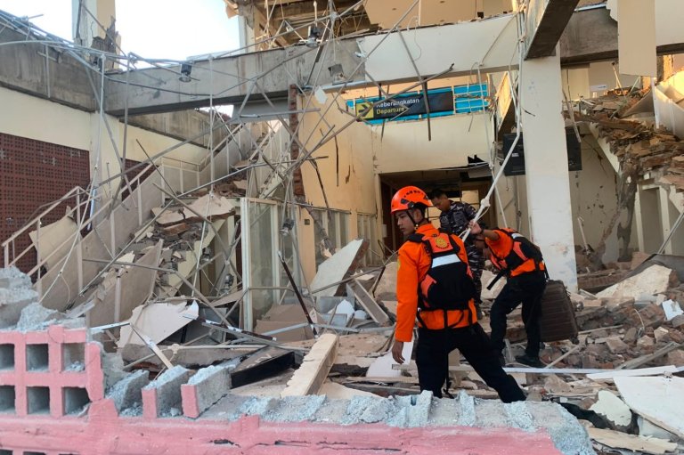 Rescuers dig through rubble and landslides after Indonesia quake kills 47 | iNFOnews.ca