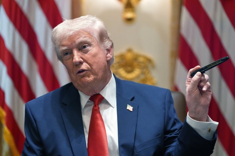 Trump interrupts a Cabinet meeting dealing with the Iran war and rising prices to talk Sharpies | iNFOnews.ca