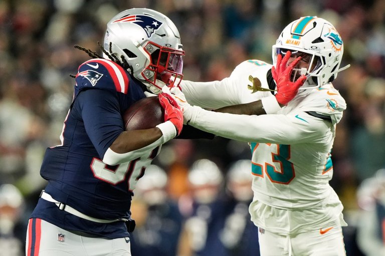 Rhamondre Stevenson scores 3 TDs and playoff-bound Patriots beat Dolphins 38-10 | iNFOnews.ca