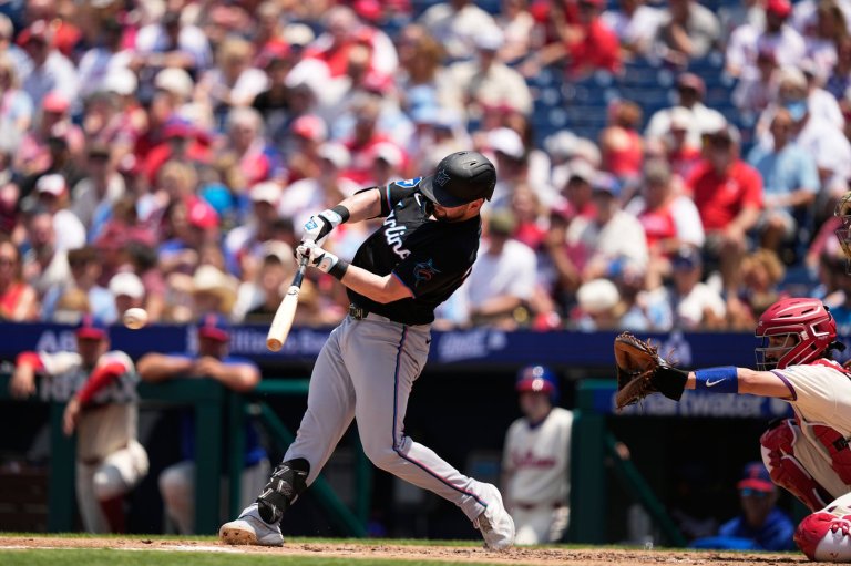 Liam Hicks removed from Marlins' lineup vs. Giants because of back tightness | iNFOnews.ca