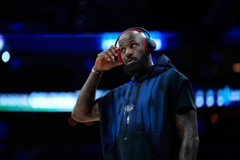 LeBron James tosses chalk, gets 76ers intro for 1st time in Philadelphia in front of roaring fans | iNFOnews.ca