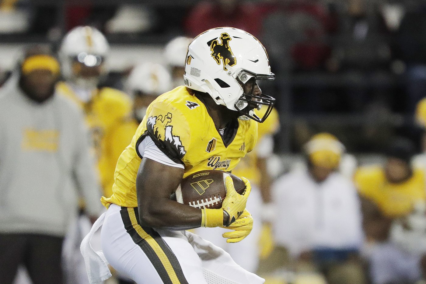 Evan Svoboda throws late TD pass to John Michael Gyllenborg as Wyoming beats Washington State 15-14 | iNFOnews.ca