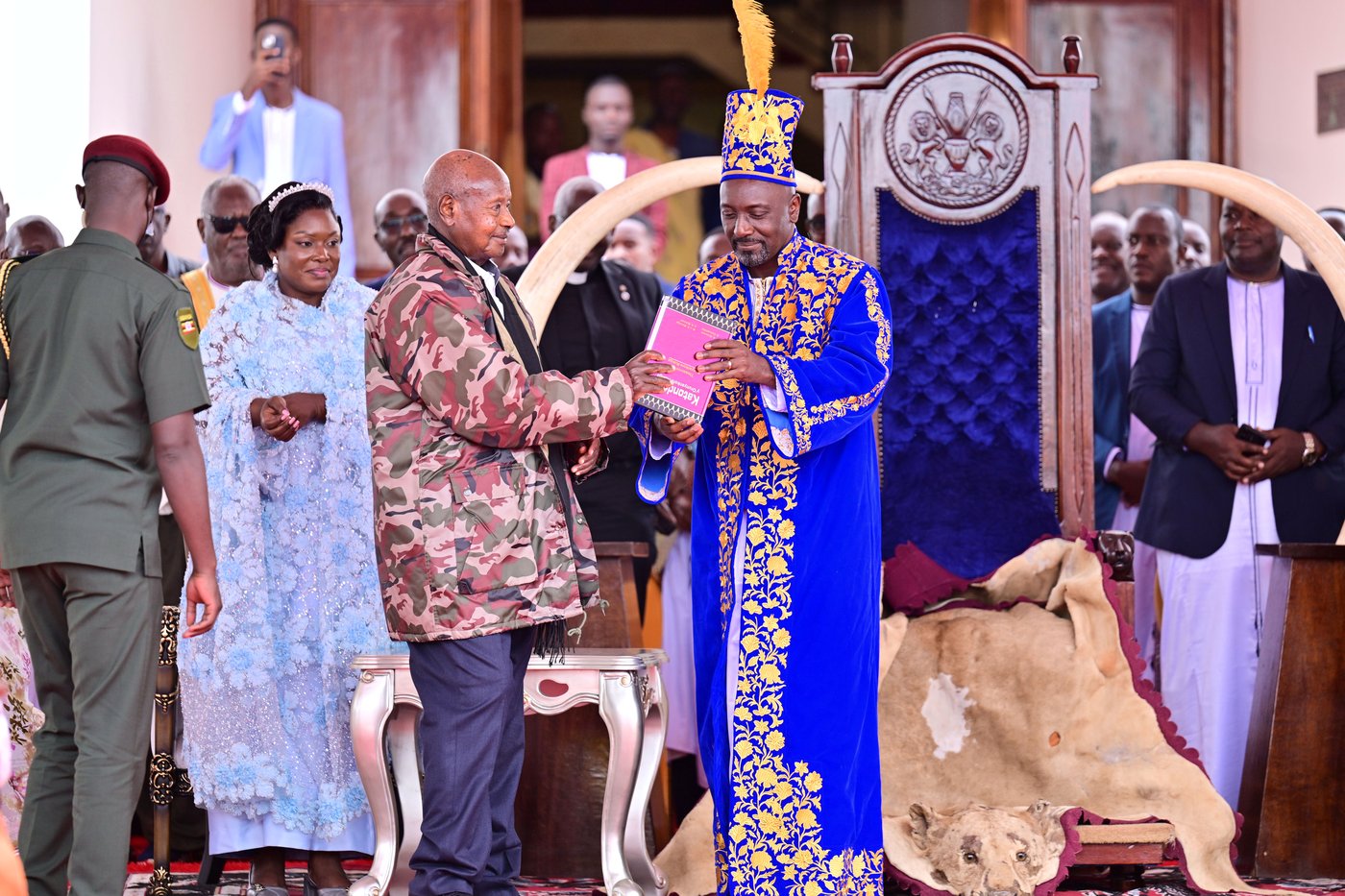 A TV journalist is crowned king of a traditional monarchy in Uganda | iNFOnews.ca A TV journalist is crowned king of a traditional monarchy in Uganda | iNFOnews.ca
