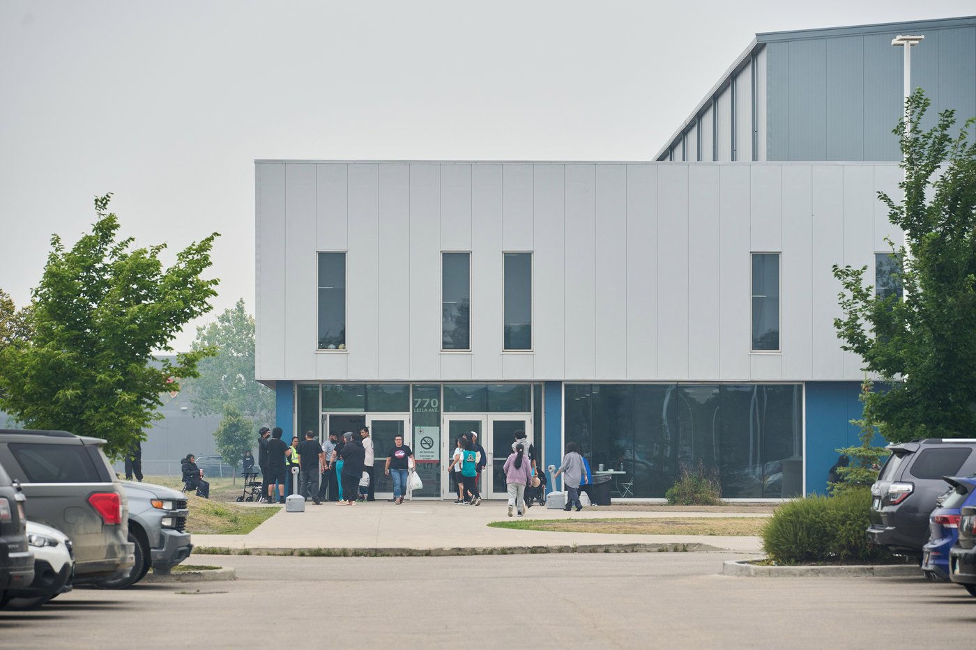 Evacuees arrive in Winnipeg as wildfires force thousands out, bring smoke advisories | iNFOnews.ca