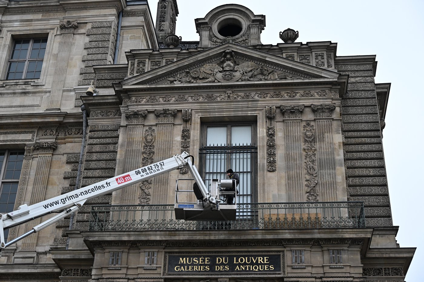 Louvre tightens security after $102M jewel heist, installs bars on infamous window | iNFOnews.ca
