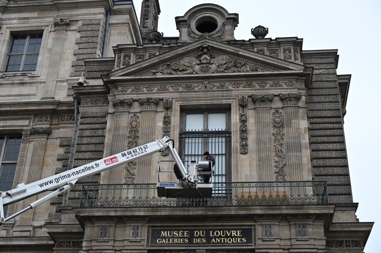 Louvre tightens security after $102M jewel heist, installs bars on infamous window | iNFOnews.ca