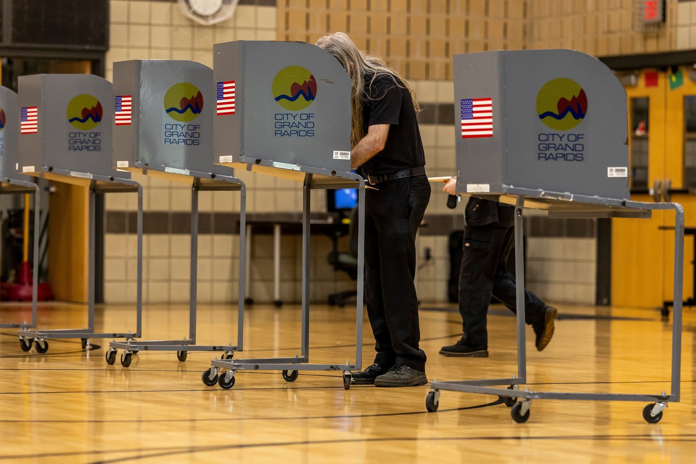 The Latest: Michigan awaits outcome of fierce Democratic Senate primary | iNFOnews.ca