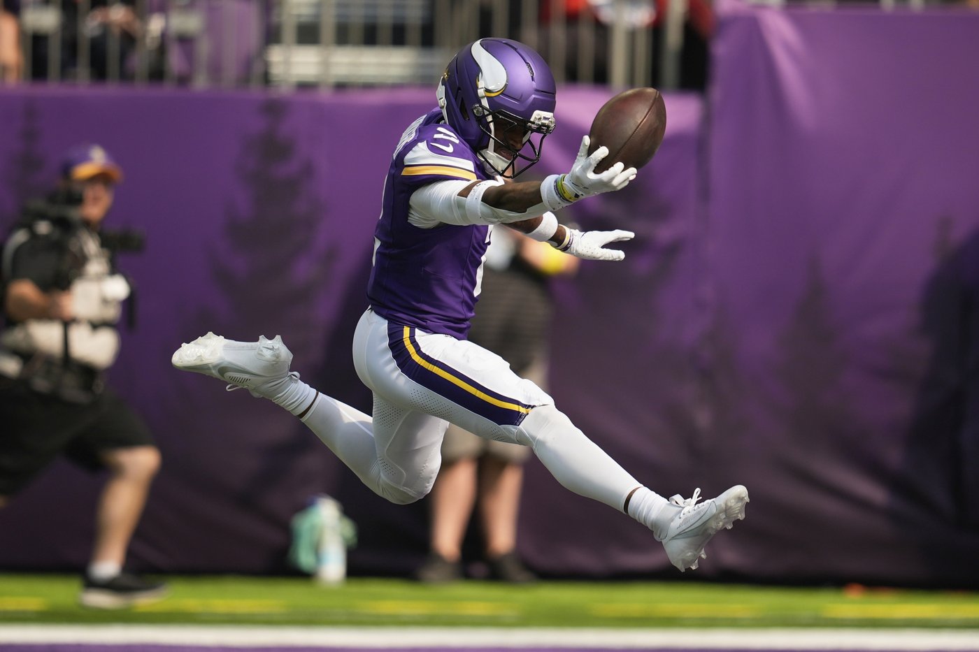 Isaiah Rodgers races into Vikings record book with pair of defensive touchdowns vs. Bengals | iNFOnews.ca