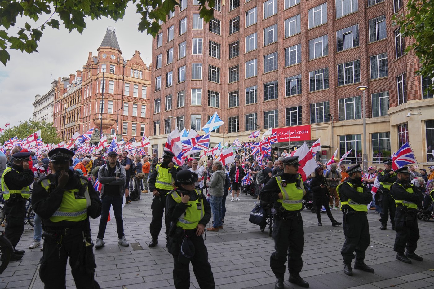 More than 100,000 attend London protest organized by far-right activist, with clashes breaking out | iNFOnews.ca More than 100,000 attend London protest organized by far-right activist, with clashes breaking out | iNFOnews.ca