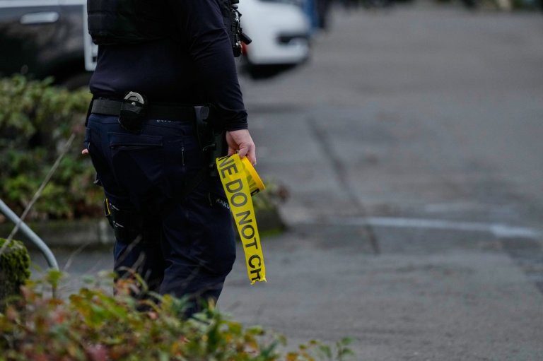 Federal immigration officers shoot and wound 2 people in Portland, Oregon, authorities say | iNFOnews.ca