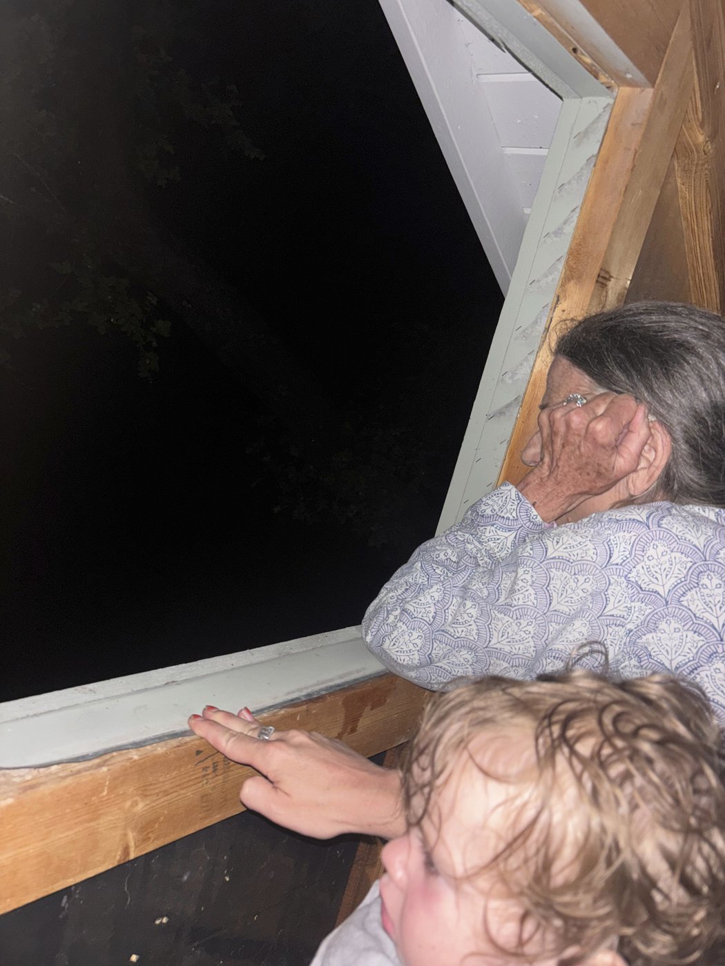 A Texas family clung to life on their roof, capturing the terrifying flooding in photos and video | iNFOnews.ca