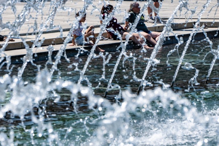 Forecasters cite 'dangerous' conditions as heat scorches Midwest while on its way to the East | iNFOnews.ca
