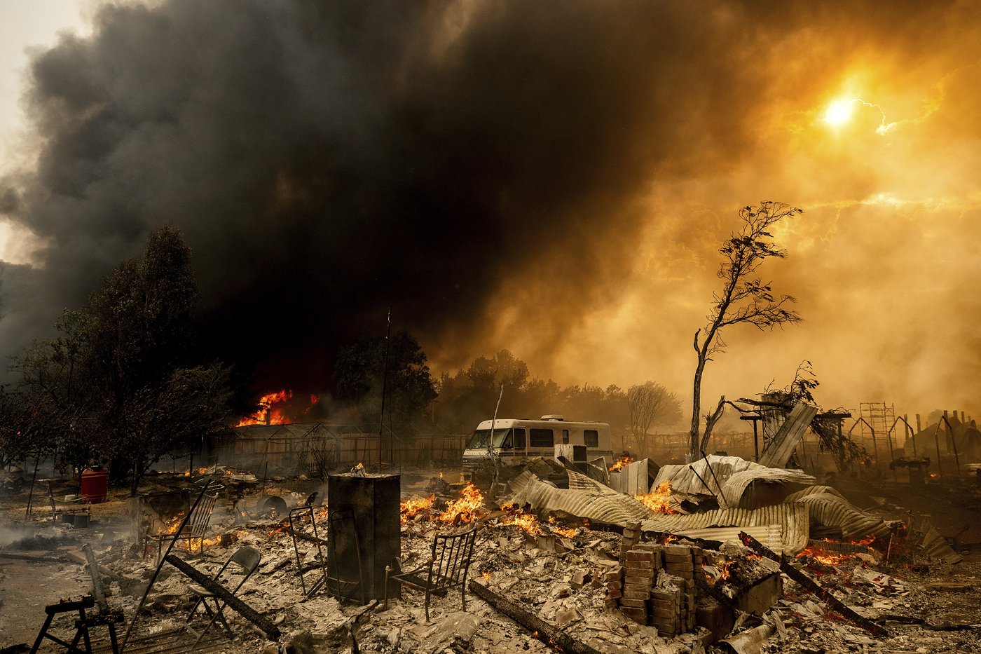 A wildfire sweeps through a historic California gold-mining town in photos | iNFOnews.ca
