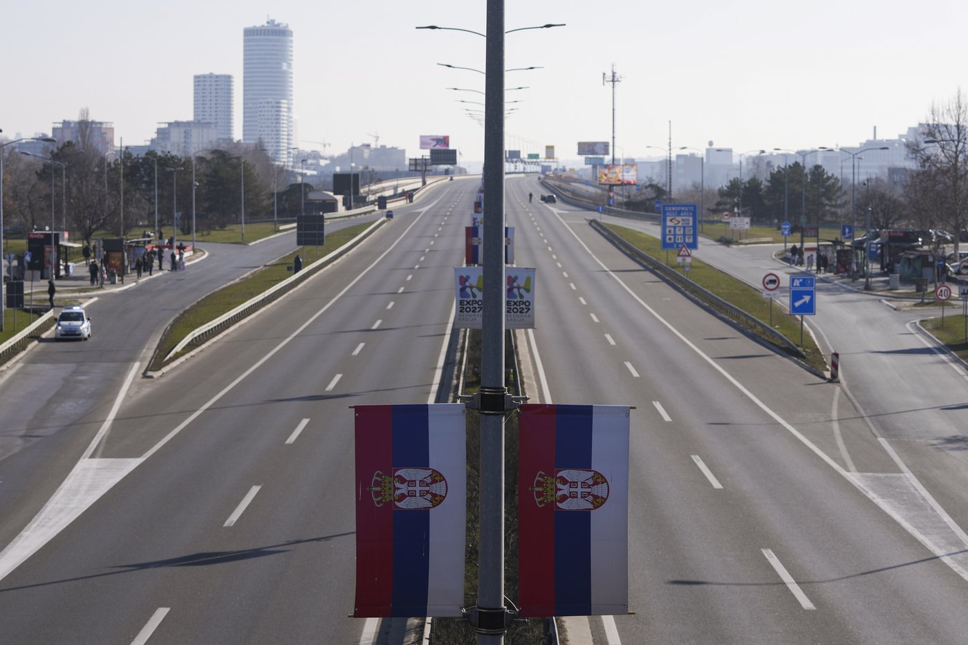 Serbian protesters block key bridge, roads to mark 100 days since deadly canopy collapse | iNFOnews.ca