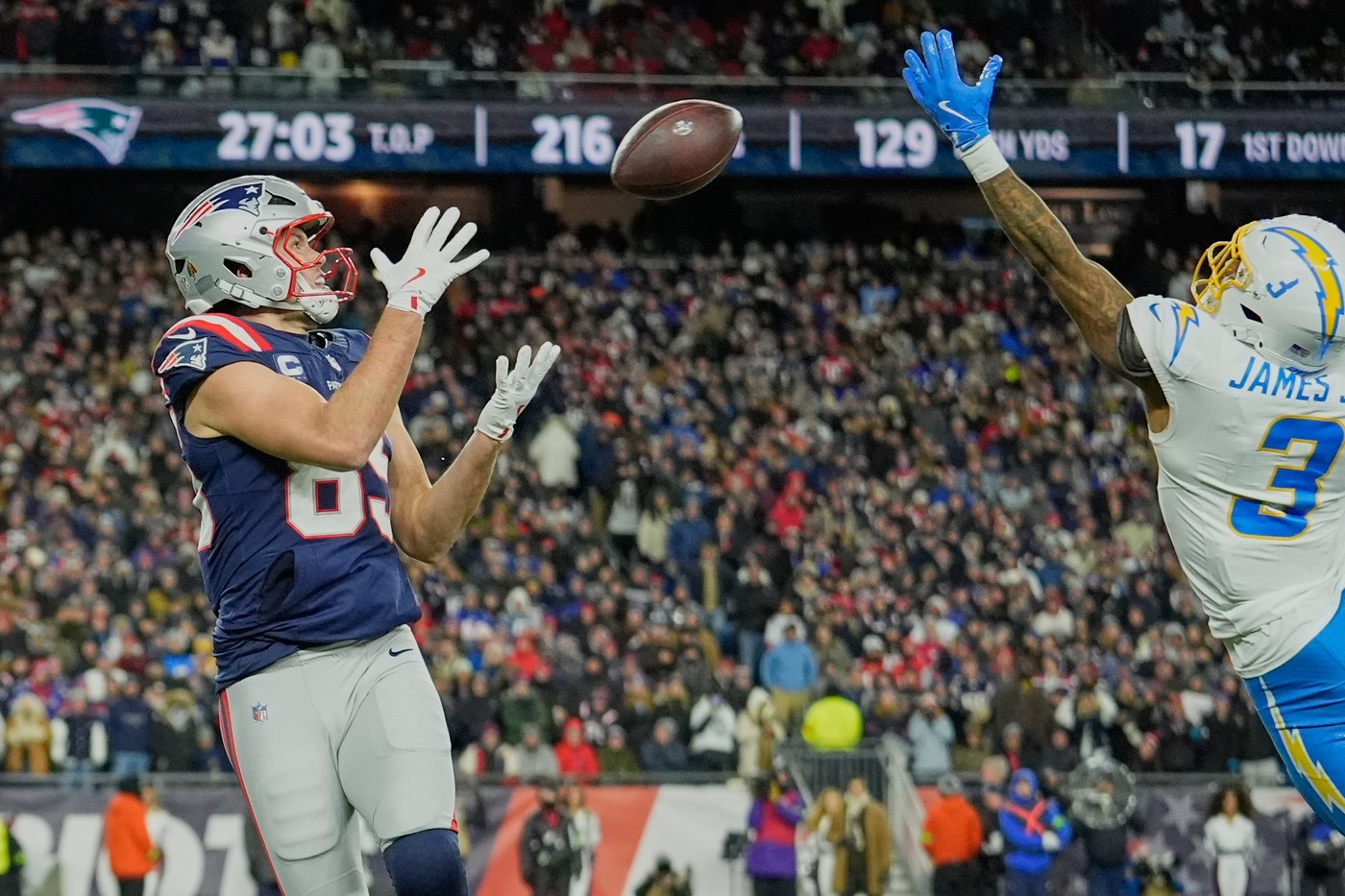 Maye throws late TD pass and Patriots' defense roughs up Herbert, Chargers in 16-3 playoff win | iNFOnews.ca