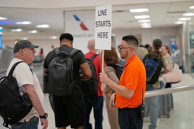 Houston airport has become a symbol for the shutdown's impacts on air travel | iNFOnews.ca