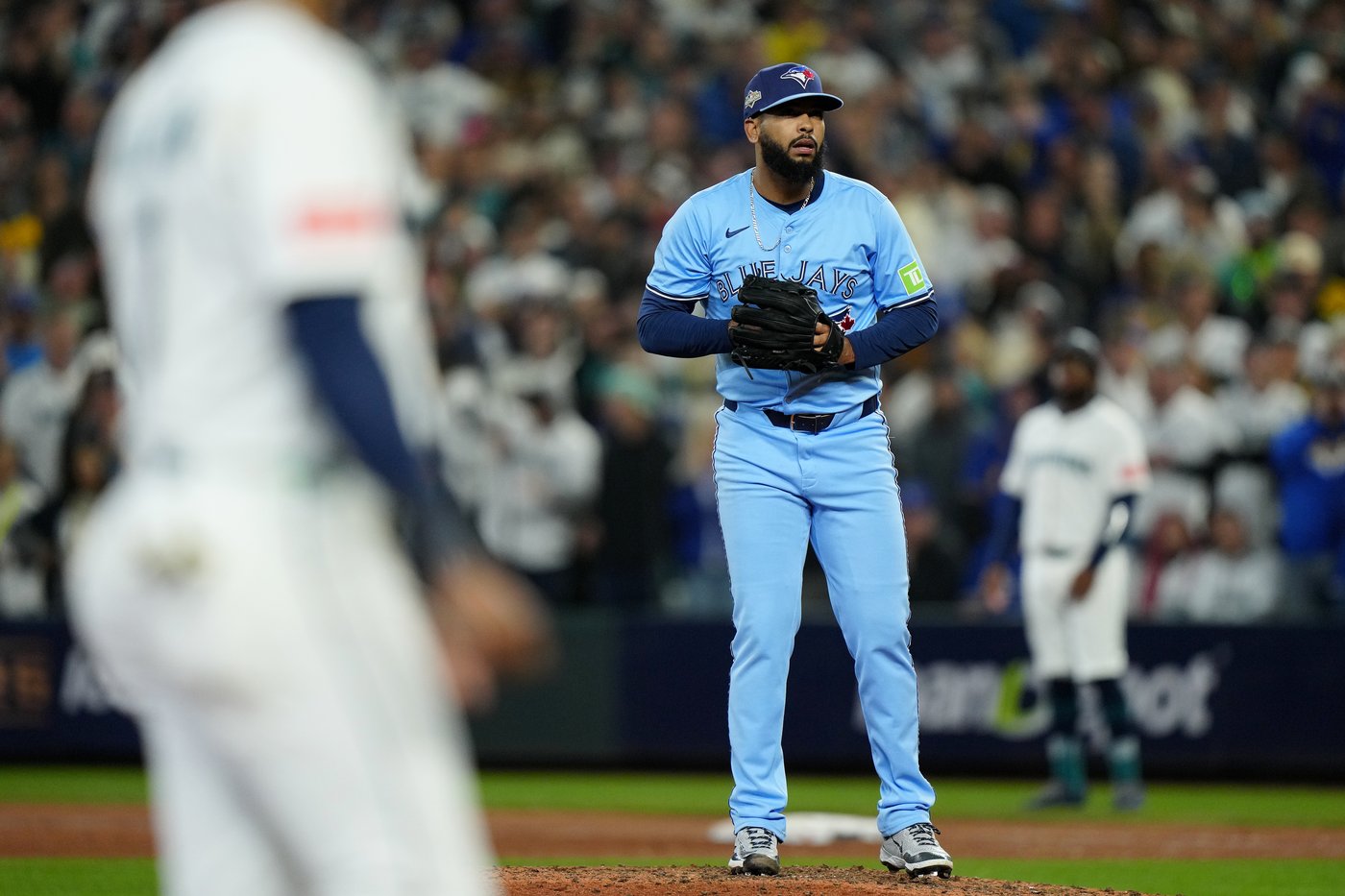 Photo Gallery: Mariners take 3-2 lead in ALCS with 6-2 win in Game 5 | iNFOnews.ca