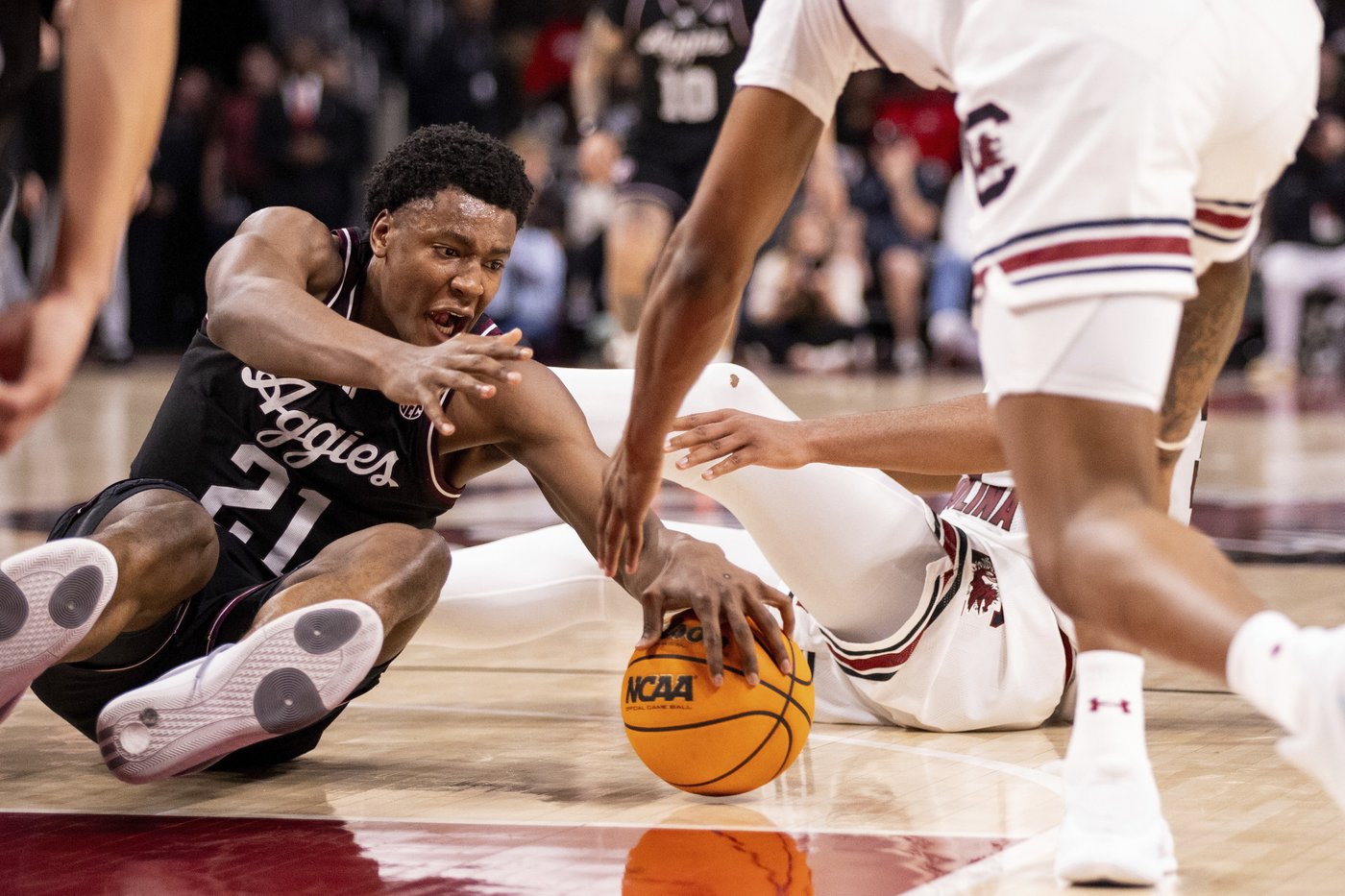 Taylor scores 25 points with 7 3-pointers to lead No. 13 Aggies to 76-72 victory over Gamecocks | iNFOnews.ca