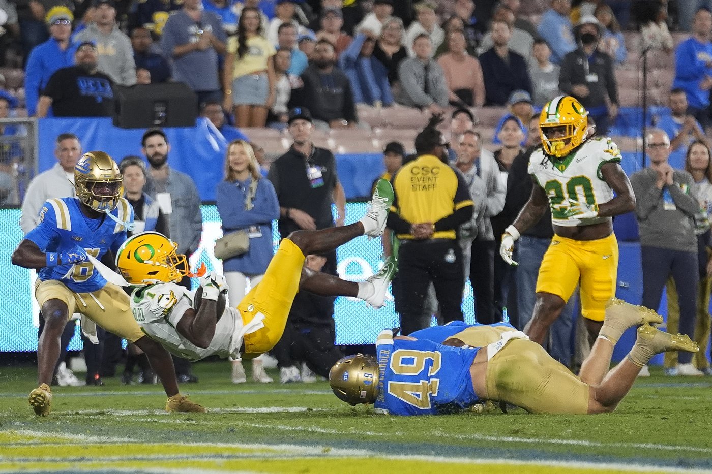 Dillon Gabriel throws for 3 TDs as No. 8 Oregon beats UCLA 34-13 in first Big Ten game | iNFOnews.ca