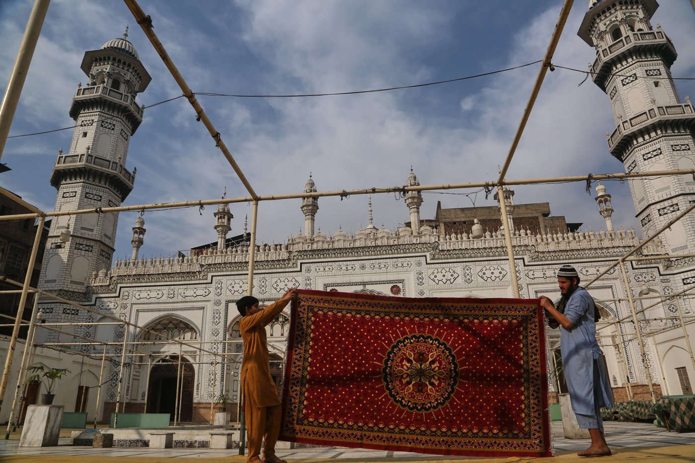 Ramadan ushers in a month of fasting, worship and charity for Muslims worldwide, in photos | iNFOnews.ca