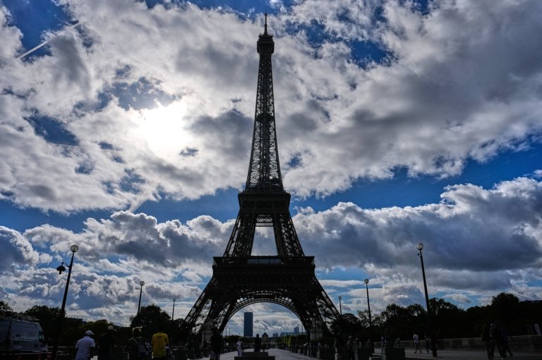 Eiffel Tower reopens after strike over limits on women staff during Hindu delegation visit | iNFOnews.ca