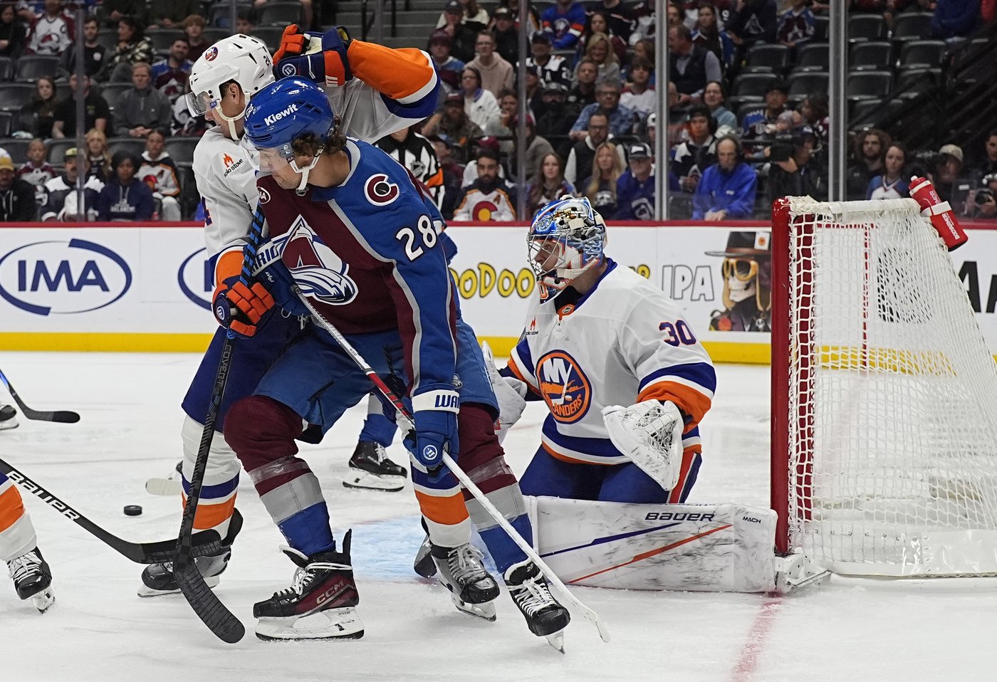 Nelson's 2 goals lifts Islanders to 6-2 win over Avalanche in Patrick Roy's return to Colorado | iNFOnews.ca