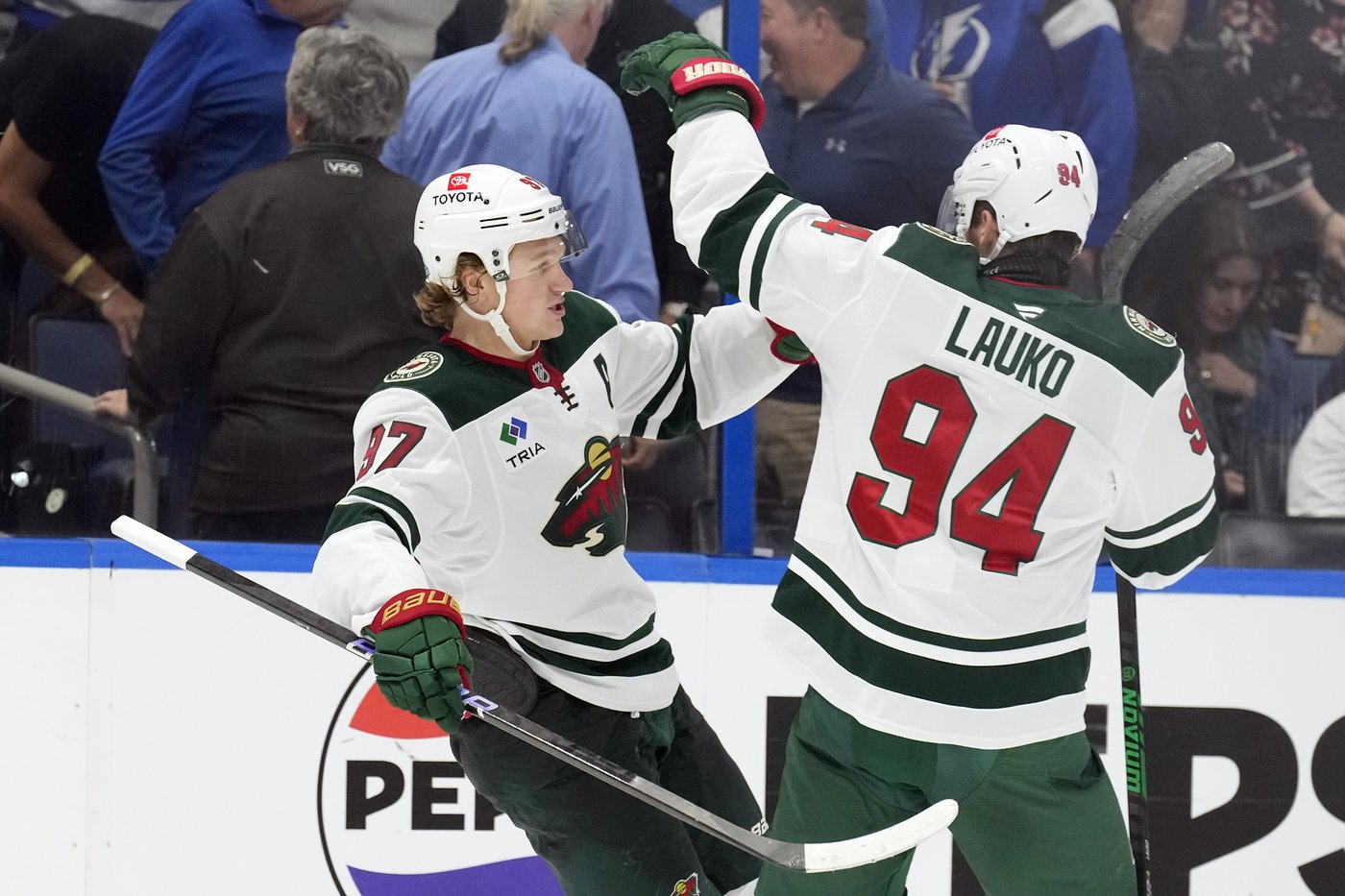 Matt Boldy breaks 3rd-period tie, Wild top Lightning 4-2 to remain unbeaten in regulation | iNFOnews.ca