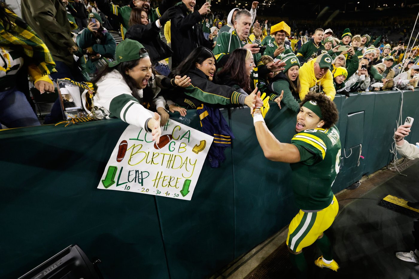 Packers' Watson goes to hospital with chest injury in 2nd quarter. Then he returns to the game. | iNFOnews.ca Packers' Watson goes to hospital with chest injury in 2nd quarter. Then he returns to the game. | iNFOnews.ca