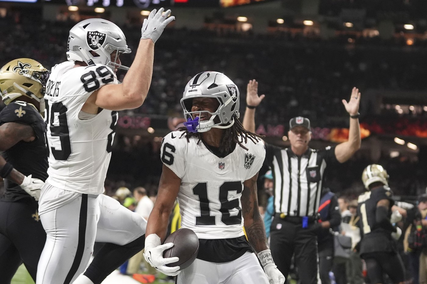 Brock Bowers sets NFL rookie records as the Raiders roll to a 25-10 victory over the Saints | iNFOnews.ca Brock Bowers sets NFL rookie records as the Raiders roll to a 25-10 victory over the Saints | iNFOnews.ca