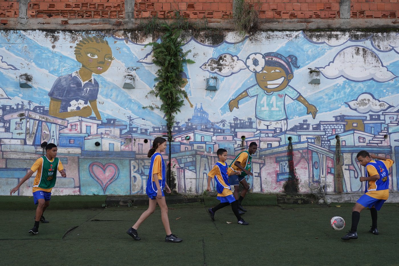 Brazilian players from a Rio de Janeiro favela find hope and opportunities thanks to soccer | iNFOnews.ca