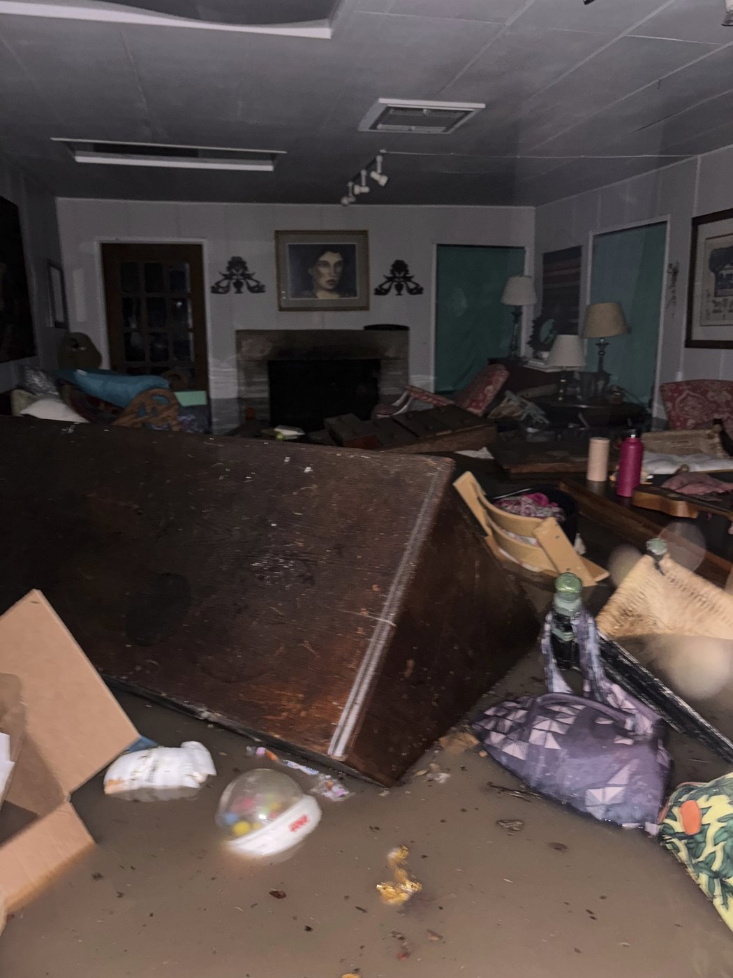 A Texas family clung to life on their roof, capturing the terrifying flooding in photos and video | iNFOnews.ca