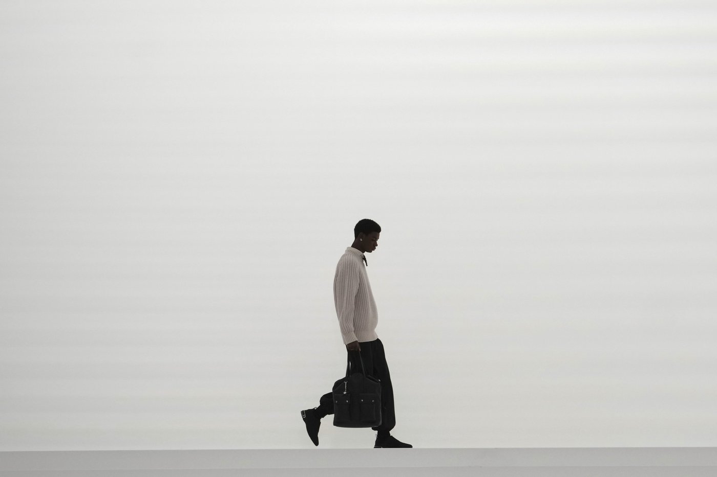 Kim Jones sharpens VIP-filled Dior men's fashion with a structured, masculine recalibration | iNFOnews.ca Kim Jones sharpens VIP-filled Dior men's fashion with a structured, masculine recalibration | iNFOnews.ca