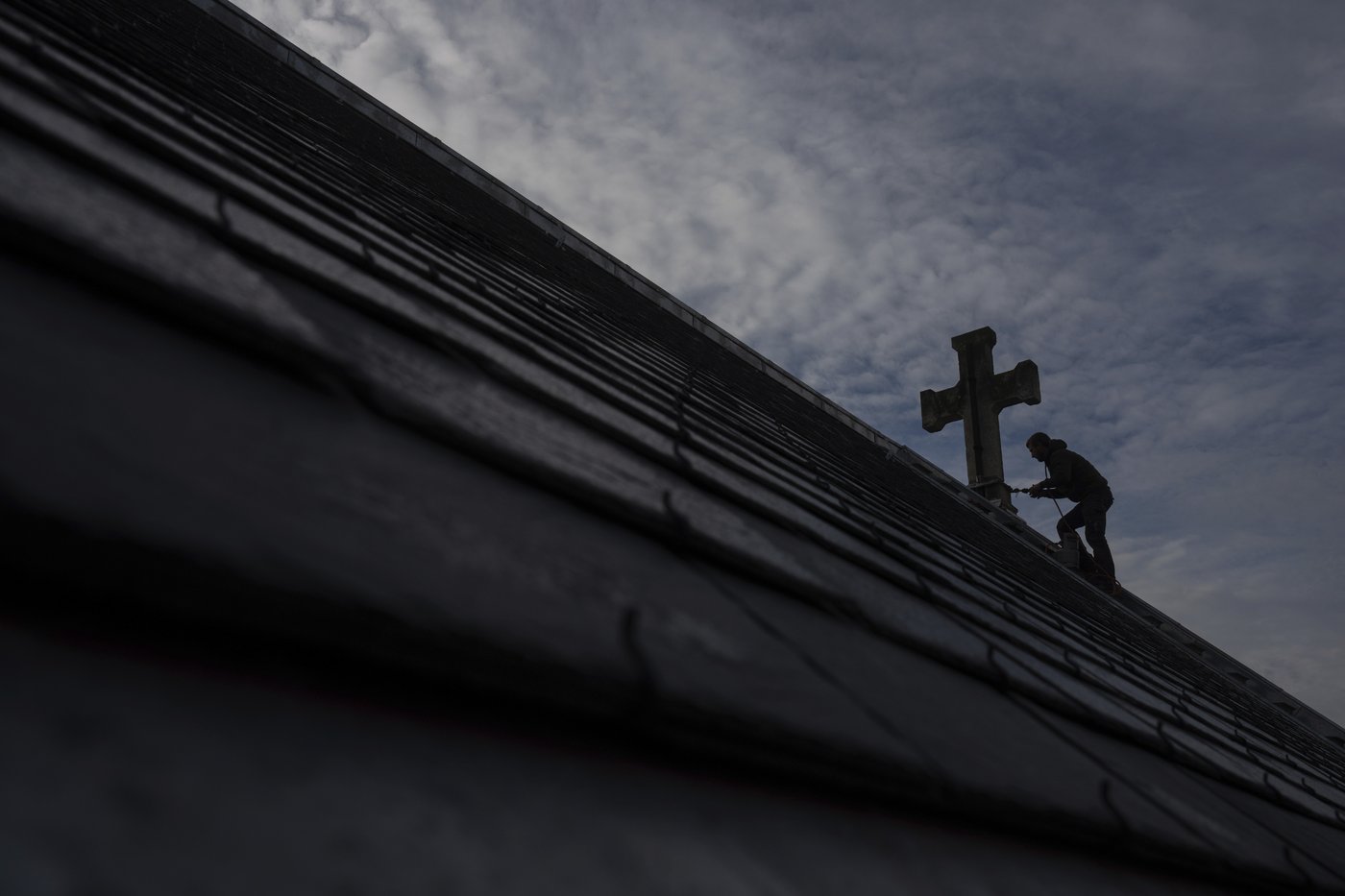 The zinc roof restorers of Paris now have UNESCO Cultural Heritage recognition | iNFOnews.ca