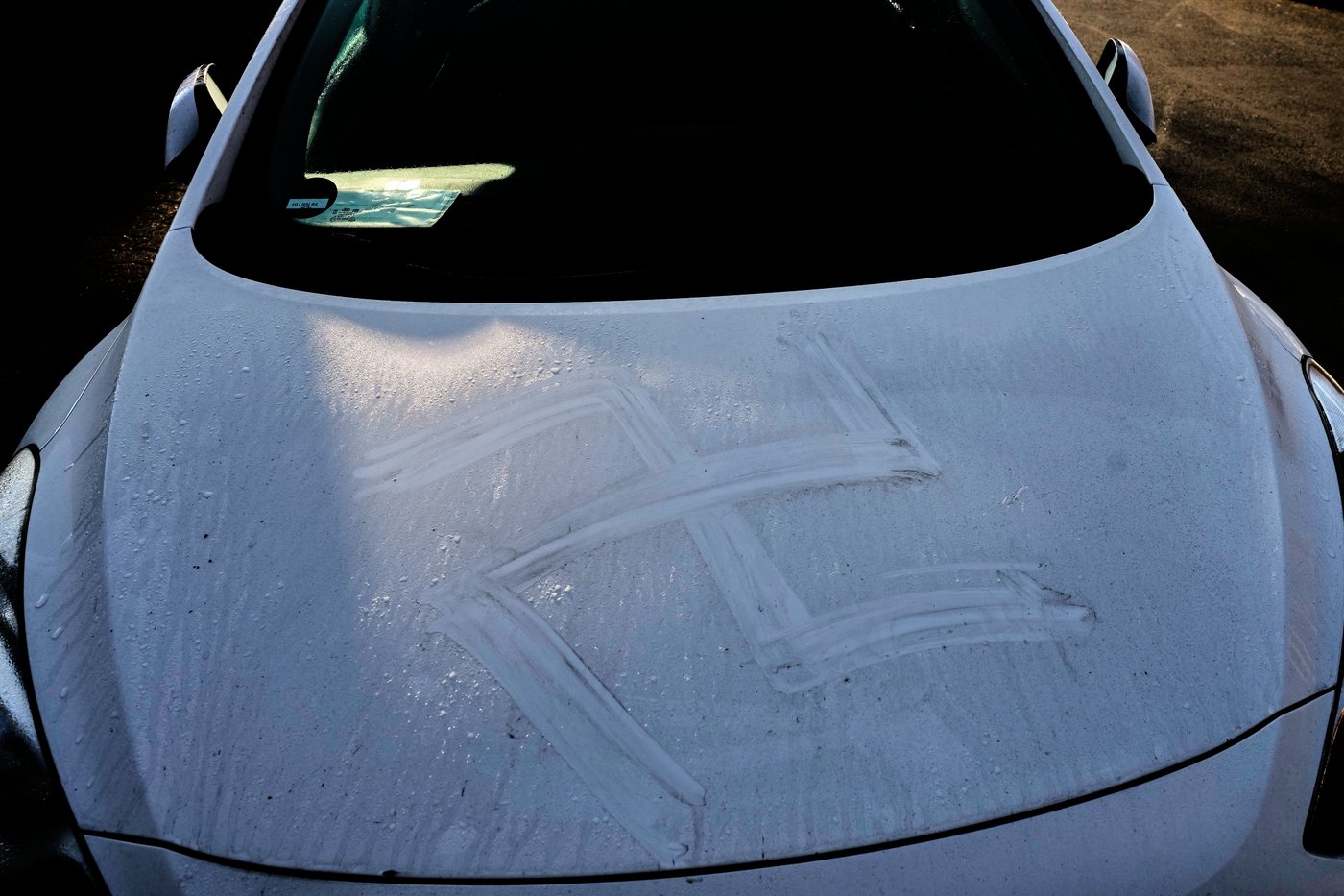 Police detain man who allegedly painted swastikas with his own blood on cars, buildings in Germany | iNFOnews.ca Police detain man who allegedly painted swastikas with his own blood on cars, buildings in Germany | iNFOnews.ca