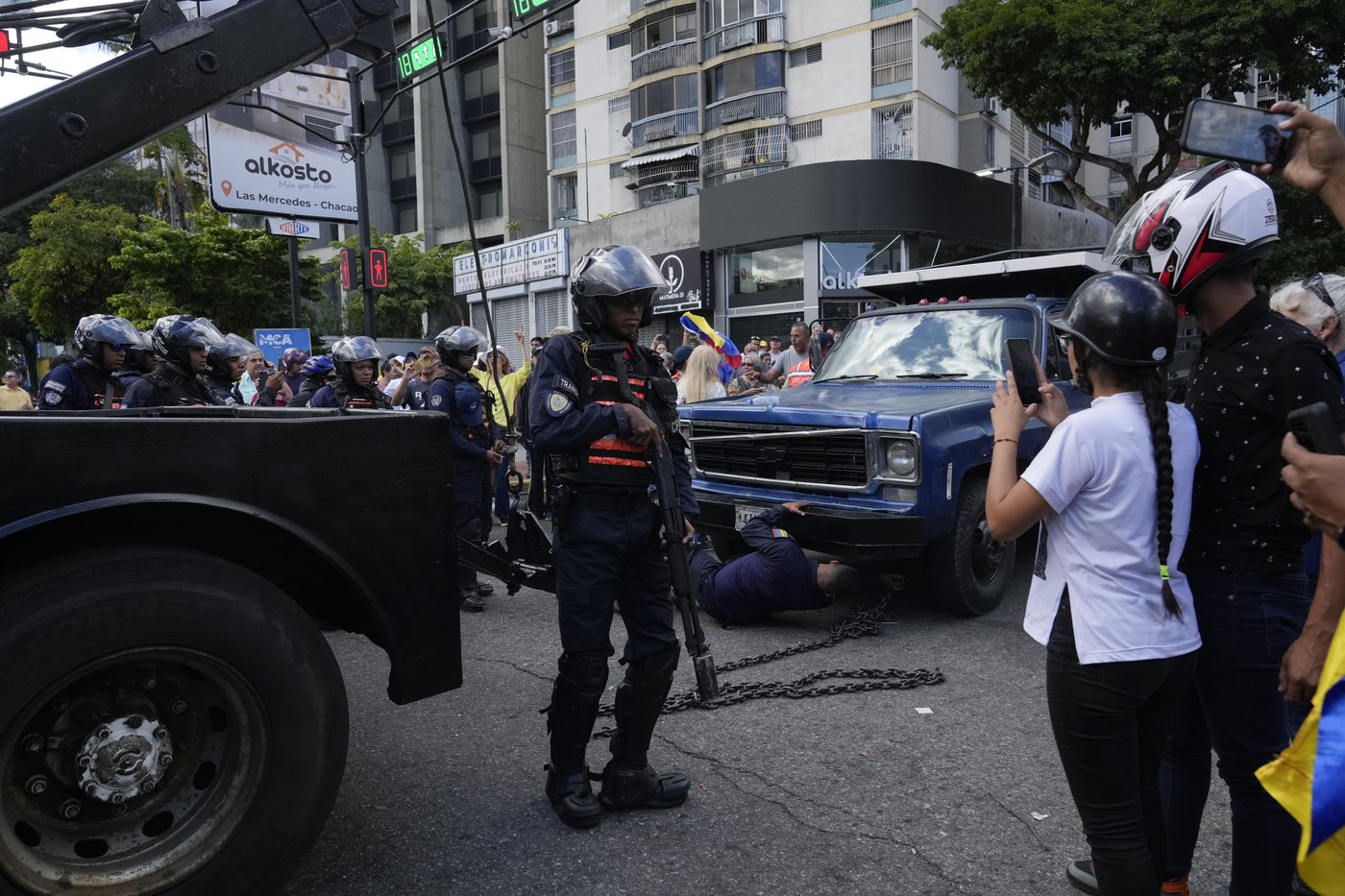 Venezuela's opposition leader defies Maduro to lead protests that end in confusing arrest claims | iNFOnews.ca Venezuela's opposition leader defies Maduro to lead protests that end in confusing arrest claims | iNFOnews.ca