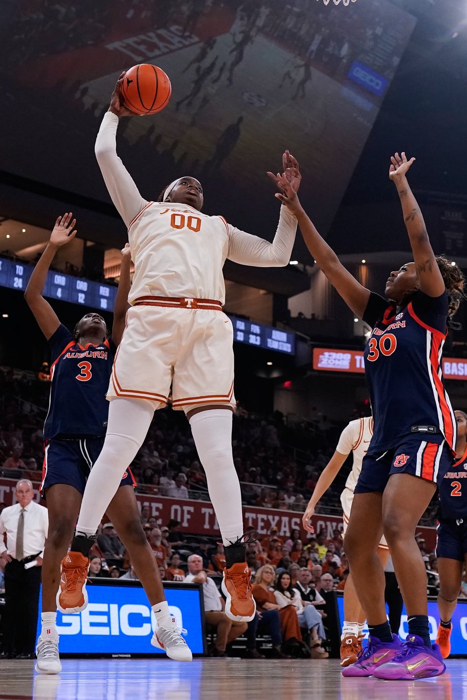 Kyla Oldacre's career-best 23 points help No. 2 Texas rout Auburn 97-36 | iNFOnews.ca