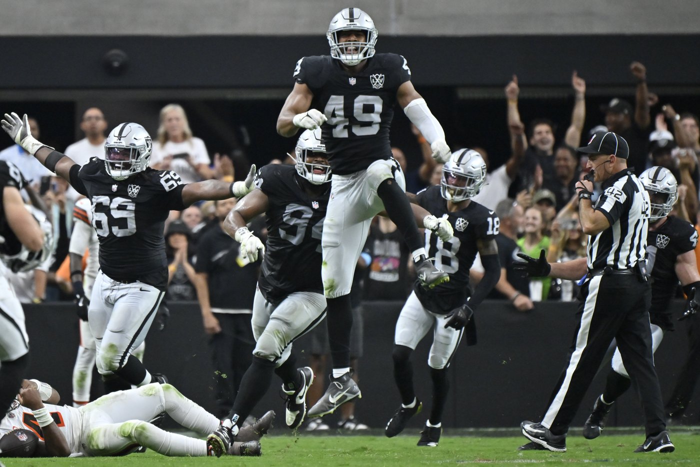 Raiders hold off Browns to win 20-16 behind defense and newfound running game | iNFOnews.ca
