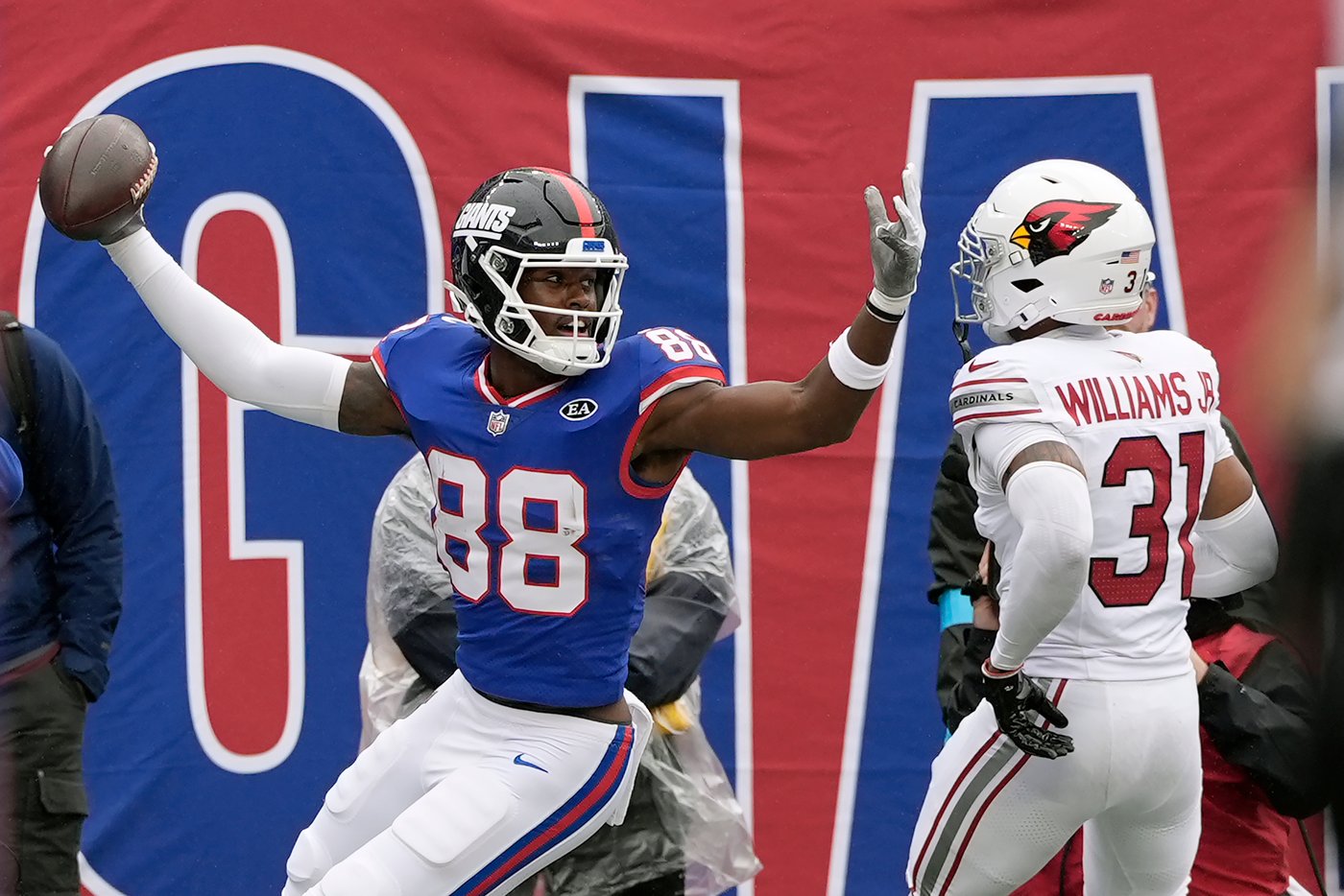 Winston throws 3 TD passes and Banks' pick-6 seals Giants' 36-24 win over Cardinals | iNFOnews.ca Winston throws 3 TD passes and Banks' pick-6 seals Giants' 36-24 win over Cardinals | iNFOnews.ca