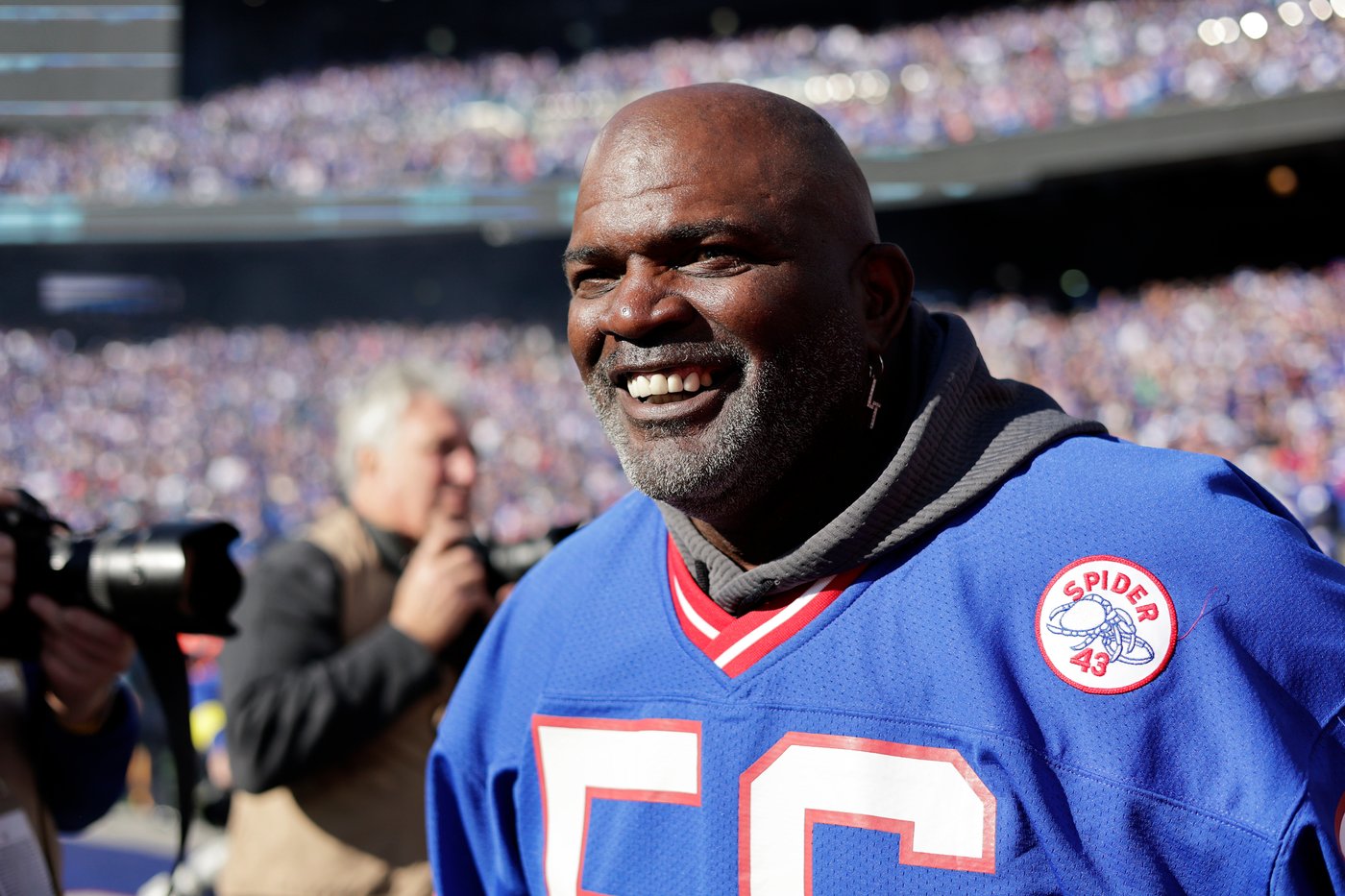 Hall of Fame linebacker Lawrence Taylor is released from the hospital | iNFOnews.ca