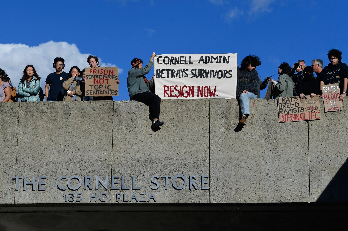 A crowd of students protests Cornell's response to gang rape complaint | iNFOnews.ca A crowd of students protests Cornell's response to gang rape complaint | iNFOnews.ca