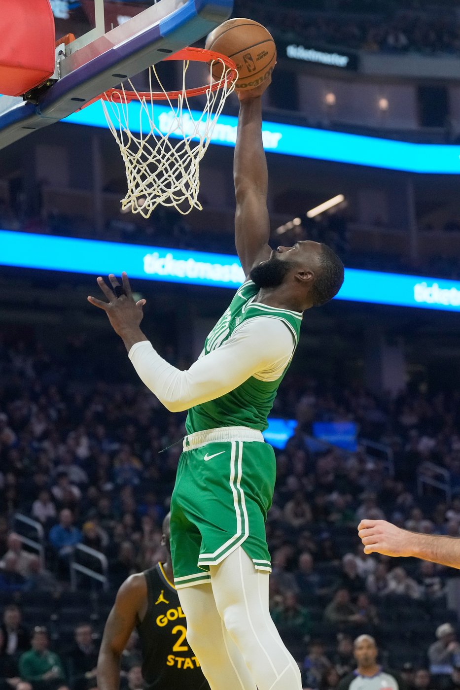 Brown helps Celtics thump Curry-less Warriors 121-110 | iNFOnews.ca