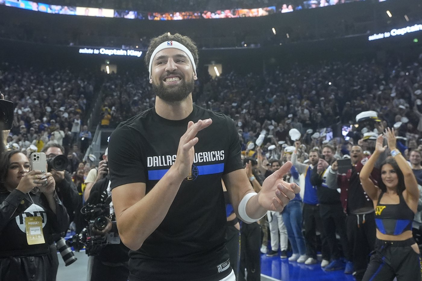 Klay Thompson returns to cheers from some 400 Warriors employees | iNFOnews.ca Klay Thompson returns to cheers from some 400 Warriors employees | iNFOnews.ca