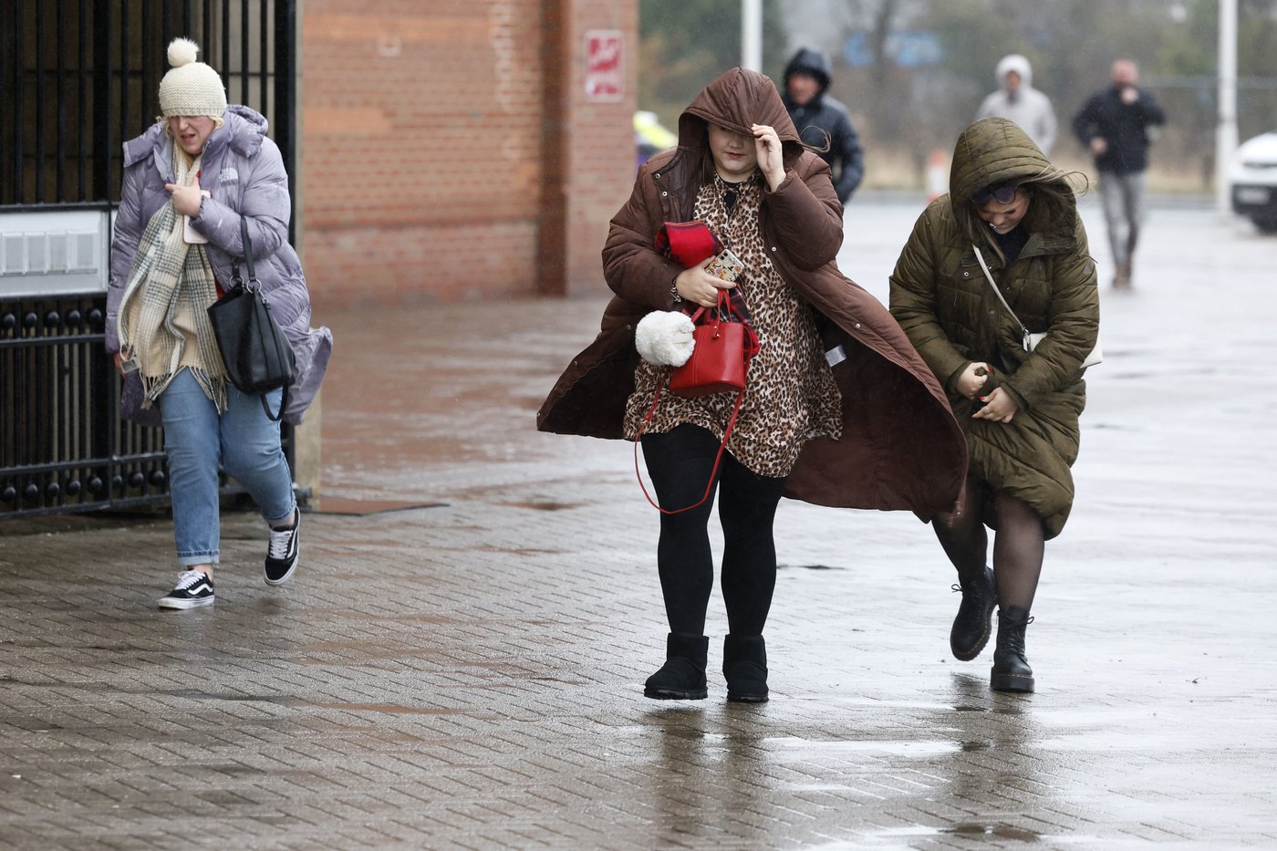 Storm Darragh batters UK and Ireland, leaving 1 dead and hundreds of thousands without power | iNFOnews.ca